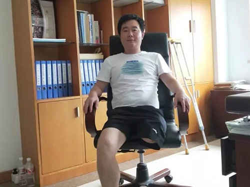 獨(dú)腿撐起的坎坷人生----一位眾康朋友的故事